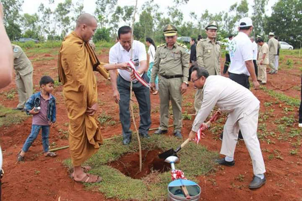 កូនឈើ​១៥០០​ដើម​ត្រូវ​បាន​អាជ្ញាធរ និង​មន្ត្រីរាជការ​ធ្វើ​ការដាំដុះ​នៅ​មណ្ឌលគិរី ដើម្បី​អបអរសាទរ​បុណ្យ​រុក្ខទិវា​៩​កក្កដា