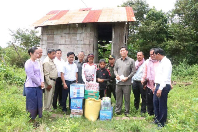 ​ក្មេងស្រី​កំព្រា​បងប្អូន​ចំនួន​ពីរ​នាក់ ទទួលបាន​គ្រឿងឧបភោគ បរិភោគ និង​ថវិកា​មួយចំនួន​ពី​ឯកឧត្តម សាយ ម៉េង​គីម អភិបាលរង​ខេត្ត និង​សប្បុរសជន​