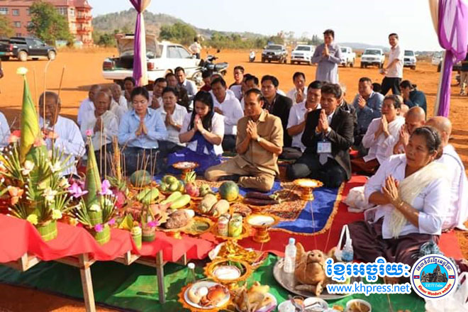 អភិបាលខេត្ត​មណ្ឌលគិរី និង​លោកជំទាវ អញ្ជើញ​បើក​ការដ្ឋាន​សាងសង់​សួនច្បារ​សែន​មនោ​រម្យ !!!