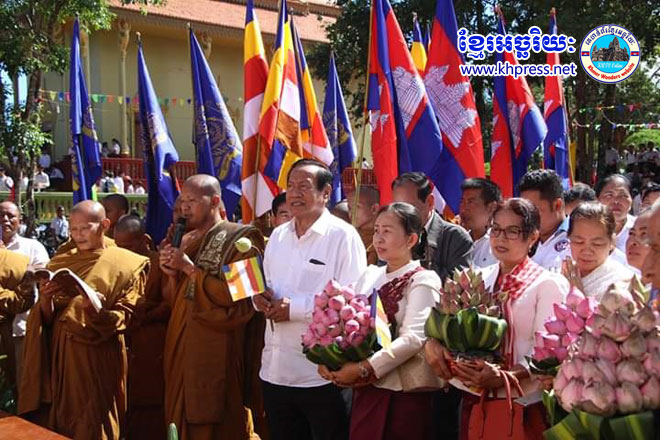 អាជ្ញាធរ​ខេត្ត​មណ្ឌលគិរី និង​ប្រជាពលរដ្ឋ បាន​រៀបចំ​ពិធី​ដង្ហែ​បុណ្យ​វិសាខបូជា​ពី​រង្វង់​មូល​គោព្រៃ​ឆ្ពោះ​ទៅកាន់​វត្ត​ព្រះពុទ្ធ​មណ្ឌលគិរី​