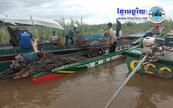 ​មេ​ឈ្មួញ​ធំៗ​ល្បី​ឈ្មោះ​ខាង​បំផ្លាញ​ធនធាន​ជលផល​ក្នុង​ឃុំ​ផាត់​សណ្តា​យ កំពុង​បង្កើត​បទល្មើស​ស្ទាក់​ចាប់​ត្រី​តាម​អំពើរ​ចិត្ត​រដូវ​បិទ​នេសាទ ដោយ​គ្មាន​ការបង្ក្រាប គេ​សង្ស័យថា ជា​ឆ្នាំងបាយ​របស់​សមត្ថកិច្ច​!!!