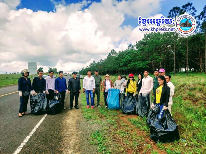 លោក​សៀក មុន្នី អភិបាល​ស្រុក​អូររាំង បាន​ដឹកនាំ​មន្ត្រីក្រោមឱវាទ កងកម្លាំងប្រដាប់អាវុធ និង​ប្រជាពលរដ្ឋ ចូលរួម​សំអាត​បរិស្ថាន​នៅតាម​ដងផ្លូវ​ជាតិ​និង​តំបន់​ទេសចរណ៍​មួយចំនួន​ក្នុង​ស្រុក​ដែល​ភ្ញៀវ​ចូល​មក​កំសាន្ត !!!